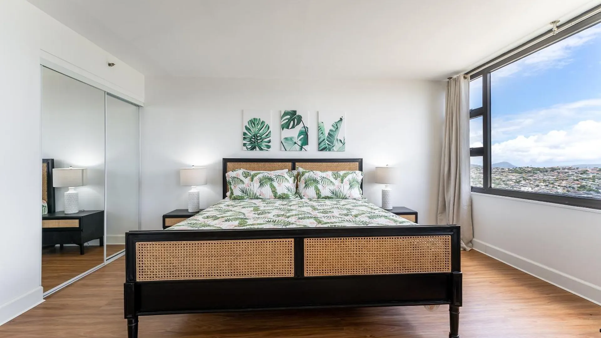 Waikiki Banyan With Ocean Views - Free Parking - Block From Beach Χονολουλού