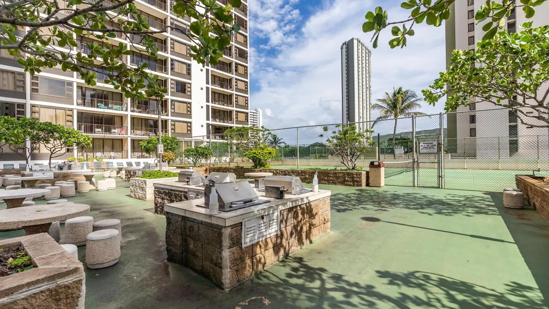 Waikiki Banyan With Ocean Views - Free Parking - Block From Beach Χονολουλού
