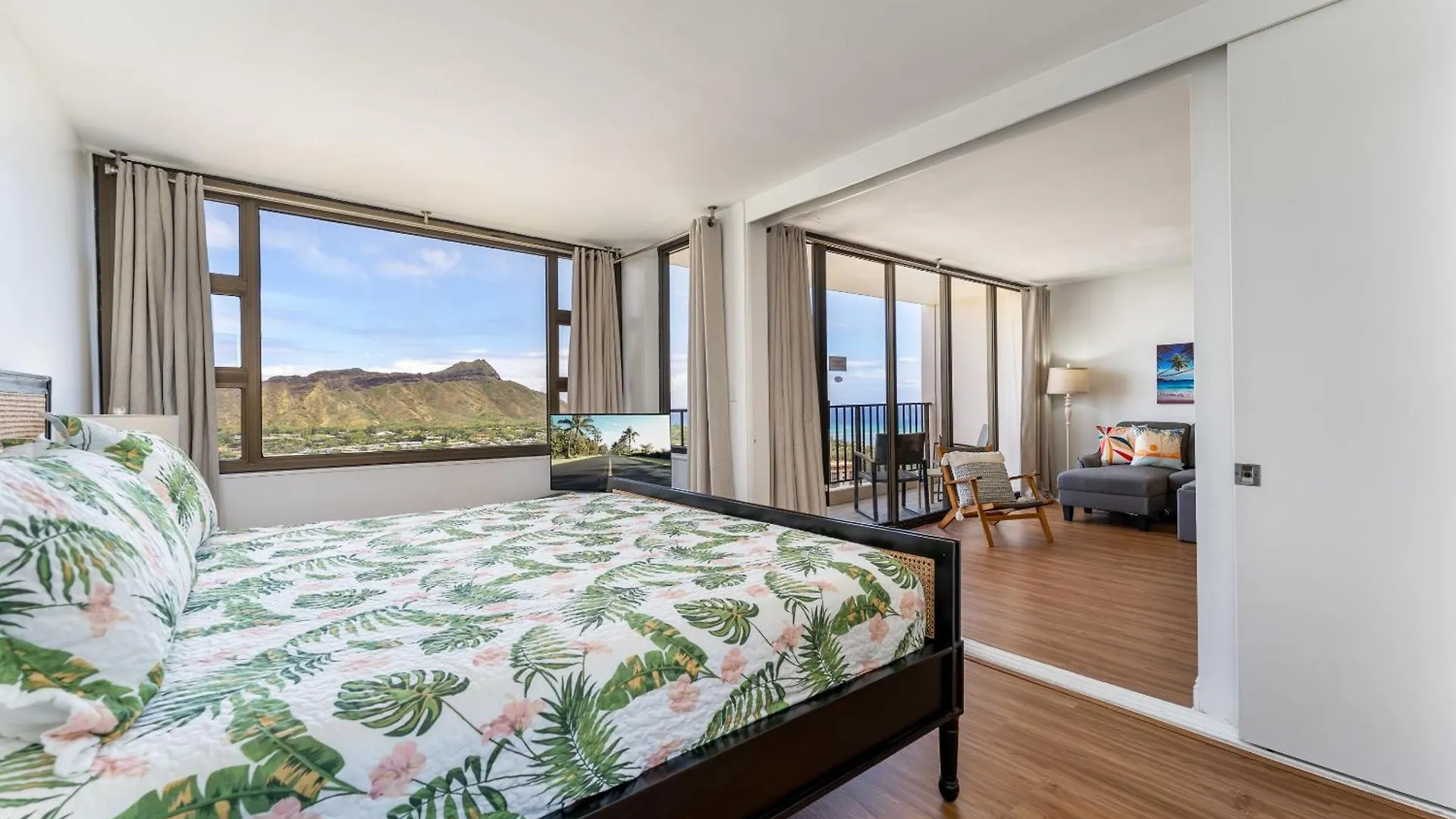 Waikiki Banyan With Ocean Views - Free Parking - Block From Beach Χονολουλού