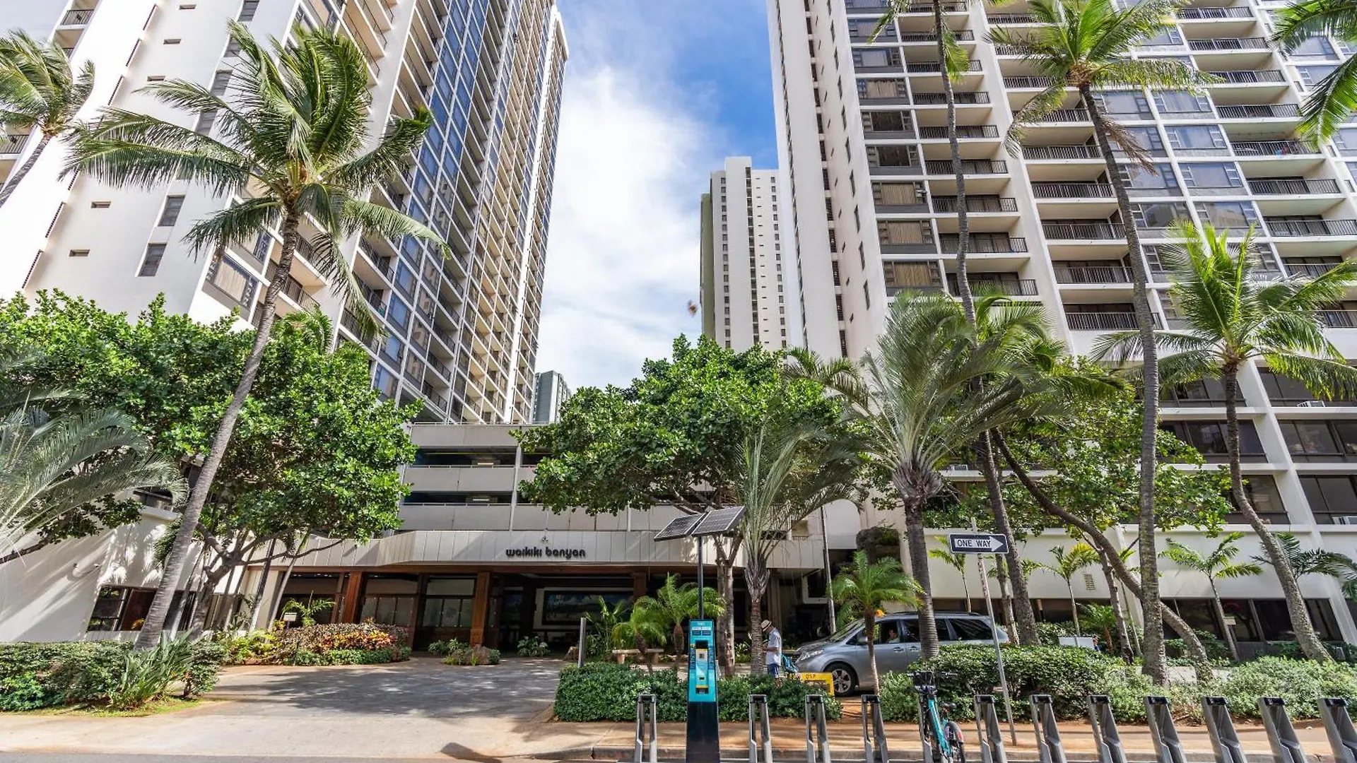 Waikiki Banyan With Ocean Views - Free Parking - Block From Beach Honolulu