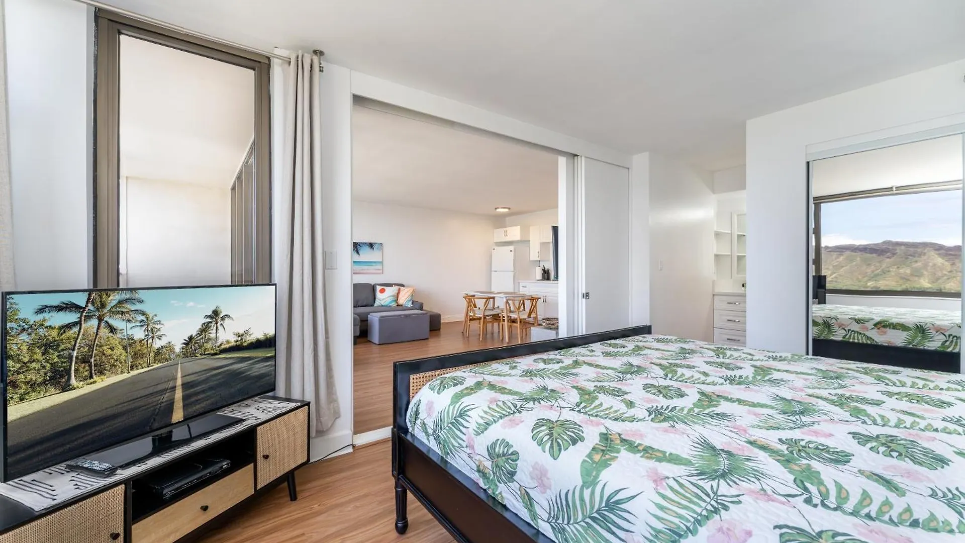 Waikiki Banyan With Ocean Views - Free Parking - Block From Beach Honolulu 0*,